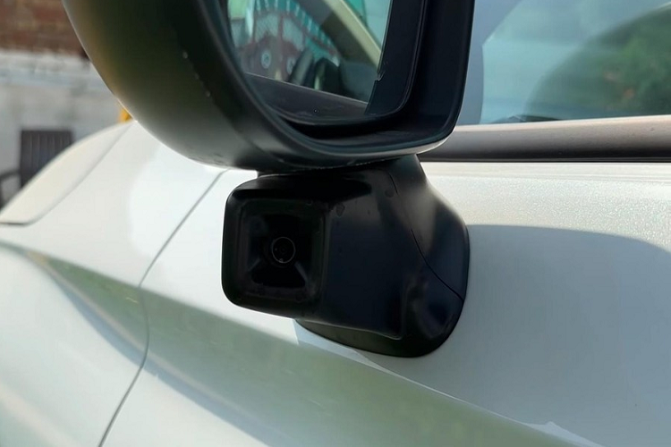 Nằm bên dưới nắp ca-pô của Honda City 2023 tại thị trường Ấn Độ là 2 tùy chọn động cơ. Đầu tiên là động cơ xăng 4 xi-lanh, dung tích 1.5L, tạo ra công suất tối đa 121 mã lực như cũ. Động cơ này kết hợp với hộp số sàn 6 cấp hoặc biến thiên vô cấp CVT. Thứ hai là hệ truyền động hybrid e:HEV, bao gồm máy xăng Atkinson Cycle 4 xi-lanh, dung tích 1.5L, 2 mô-tơ điện, pin và hộp số eCVT.