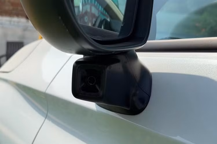 Nằm bên dưới nắp ca-pô của Honda City 2023 tại thị trường Ấn Độ là 2 tùy chọn động cơ. Đầu tiên là động cơ xăng 4 xi-lanh, dung tích 1.5L, tạo ra công suất tối đa 121 mã lực như cũ. Động cơ này kết hợp với hộp số sàn 6 cấp hoặc biến thiên vô cấp CVT. Thứ hai là hệ truyền động hybrid e:HEV, bao gồm máy xăng Atkinson Cycle 4 xi-lanh, dung tích 1.5L, 2 mô-tơ điện, pin và hộp số eCVT.