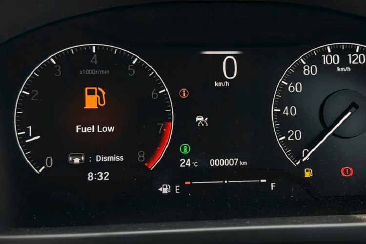 Ngoài ra, Honda City 2023 còn được bổ sung màu sơn ngoại thất mới là xanh dương Obsidian Blue. Những màu sơn cũ như đỏ, trắng, nâu, xám và bạc vẫn được giữ lại trên mẫu xe này ở thị trường Ấn Độ. Đáng tiếc là nội thất của Honda City 2023 gần như giữ nguyên thiết kế như phiên bản cũ.