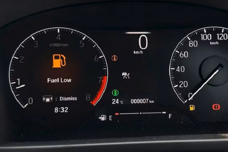 Ngoài ra, Honda City 2023 còn được bổ sung màu sơn ngoại thất mới là xanh dương Obsidian Blue. Những màu sơn cũ như đỏ, trắng, nâu, xám và bạc vẫn được giữ lại trên mẫu xe này ở thị trường Ấn Độ. Đáng tiếc là nội thất của Honda City 2023 gần như giữ nguyên thiết kế như phiên bản cũ.