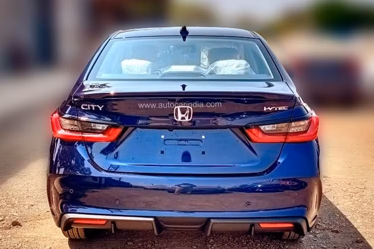 Sự khác biệt giữa bản cao và bản thấp của Honda City 2023 tiếp tục được thể hiện ở khu vực sườn xe. Tại đây, mẫu sedan cỡ B này chỉ được bổ sung 1 chi tiết mới là vành la-zăng. Theo đó, vành la-zăng của bản cao có đường kính 16 inch và thiết kế đa chấu 2 màu đẹp mắt hơn.