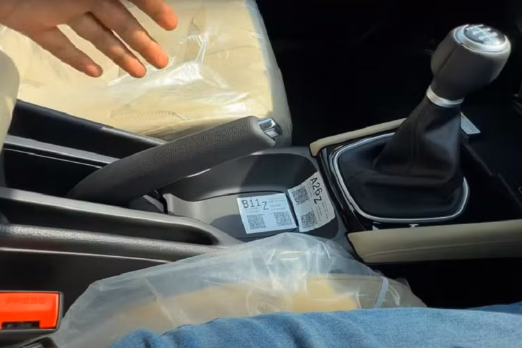 Bù lại, Honda City 2023 được bổ sung các tính năng an toàn chủ động ADAS như hệ thống kiểm soát hành trình thích ứng, hỗ trợ giữ làn đường và phanh khẩn cấp tự động. Thêm vào đó là 6 túi khí, camera cập lề Honda LaneWatch, camera lùi đa góc, hệ thống cảnh báo áp suất lốp, hệ thống hỗ trợ ổn định thân xe và hỗ trợ khởi hành ngang dốc.