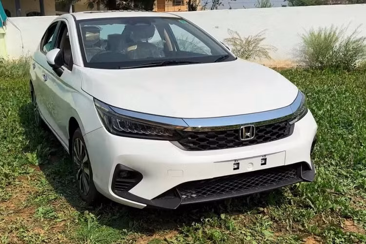 Chẳng còn bao lâu nữa, Honda City phiên bản nâng cấp giữa vòng đời sẽ chính thức ra mắt tại thị trường Ấn Độ. Trước thời điểm đó, mẫu sedan hạng B này đã lộ diện hoàn toàn qua những hình ảnh "bằng xương, bằng thịt" ngoài đời thực. Chiếc Honda City 2023 mới trong những hình ảnh và video này đều thuộc phiên bản cao cấp.