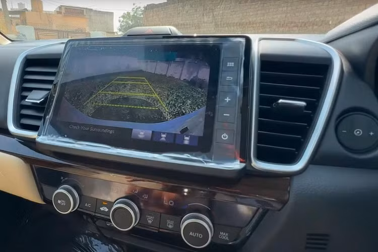 Trong đó, 1 mô-tơ điện đóng vai trò như máy phát điện và mô-tơ điện còn lại nhận nhiệm vụ truyền động cho bánh xe. Tổng cộng, phiên bản hybrid của mẫu xe này sở hữu công suất 126 mã lực và mô-men xoắn cực đại 253 Nm. Khi kết hợp với hộp số CVT, động cơ xăng của Honda City 2023 tại Ấn Độ sẽ tiêu thụ lượng nhiên liệu trung bình là 18,4 km/lít (khoảng 5,43 lít/100 km).