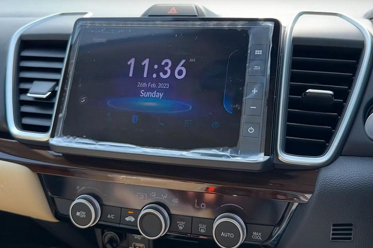 Tại đây, xe được trang bị màn hình đa thông tin trong bảng đồng hồ, màn hình cảm ứng trung tâm 8 inch nằm giữa 2 cửa gió điều hòa và cổng USB. Mẫu sedan cỡ B này đã có thêm cửa sổ trời, đèn viền nội thất, sạc không dây và kết nối Apple CarPlay/Andriod Auto không dây để bắt kịp xu hướng. Tuy nhiên, xe vẫn dùng phanh tay chỉnh cơ thay vì phanh tay điện tử.