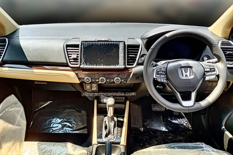 Ở khu vực phía sau xe, Honda City 2023 được bổ sung tạo hình mới bên trong cụm đèn hậu. Cản sau của xe cũng được thay đổi với bộ khuếch tán gió mới bên dưới. Đèn phản quang nằm dọc ở hai góc cản sau đã bị loại bỏ. Thay vào đó là đèn phản quang nằm ngang, tích hợp gọn gàng ở hai bên bộ khuếch tán gió.
