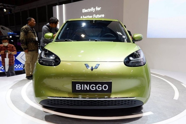 Chiếc xe điện Wuling Bingo 2023 được trưng bày trong triển lãm tại Indonesia được sơn màu xanh cốm bắt mắt. Kết hợp với màu sắc trẻ trung này là thiết kế mang phong cách vừa cổ điển vừa hiện đại. Với phần thân xe tròn trịa, Wuling Bingo trông khá dễ thương. Tuy nhiên, ngoại thất của mẫu xe này bị nhận xét là gợi liên tưởng đến ô tô điện Ora Good Cat hiện cũng đang bán tại Đông Nam Á.