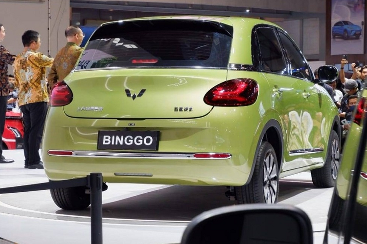 So với người anh em Air EV đang bán tại Indonesia, Wuling Bingo có kích thước lớn hơn. Cụ thể, xe dài 3.950 mm, rộng 1,708 mm, cao 1,580 mm và sở hữu chiều dài cơ sở 2.560 mm. Nhờ kích thước lớn hơn nên nội thất của Wuling Bingo cũng rộng rãi hơn Air EV. Bên trong mẫu xe điện này là không gian nội thất 4 chỗ ngồi và có cả khoang hành lý. Xe có những trang bị đáng chú ý như vô lăng 2 chấu, tích hợp phím chức năng, bảng đồng hồ kỹ thuật số nối liền với màn hình thông tin giải trí 10,25 inch, hộc đựng cốc giữa 2 ghế trước và phanh tay điện tử.
