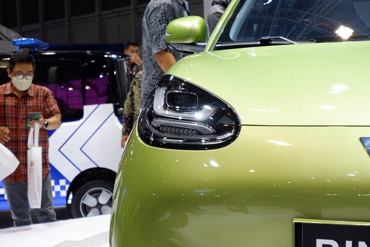 Bên ngoài, Wuling Bingo được trang bị đèn pha LED hình giọt nước, tích hợp 2 dải đèn LED định vị ban ngày mỗi bên, vành bằng thép với ốp mâm màu bạc và đèn hậu LED. Xung quanh xe còn có nhiều chi tiết màu bạc như nẹp trên cản trước/sau, nẹp trên cửa và logo của thương hiệu Wuling.