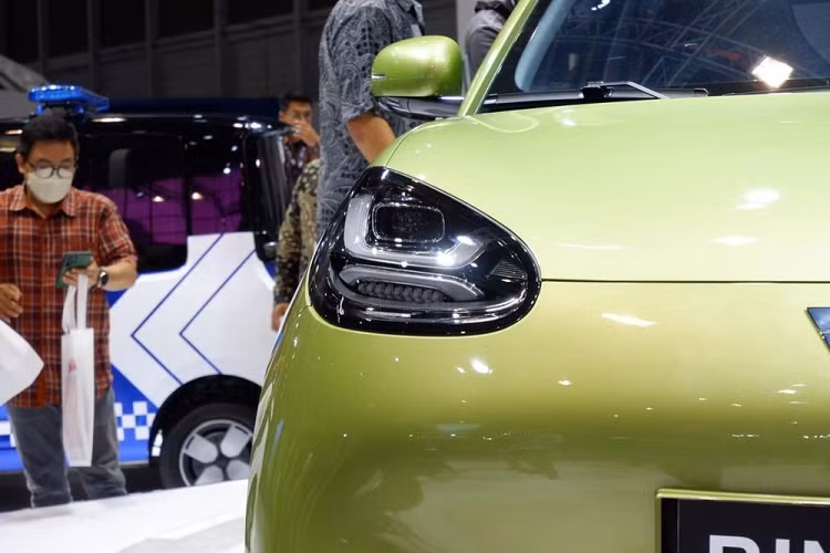 Bên ngoài, Wuling Bingo được trang bị đèn pha LED hình giọt nước, tích hợp 2 dải đèn LED định vị ban ngày mỗi bên, vành bằng thép với ốp mâm màu bạc và đèn hậu LED. Xung quanh xe còn có nhiều chi tiết màu bạc như nẹp trên cản trước/sau, nẹp trên cửa và logo của thương hiệu Wuling.