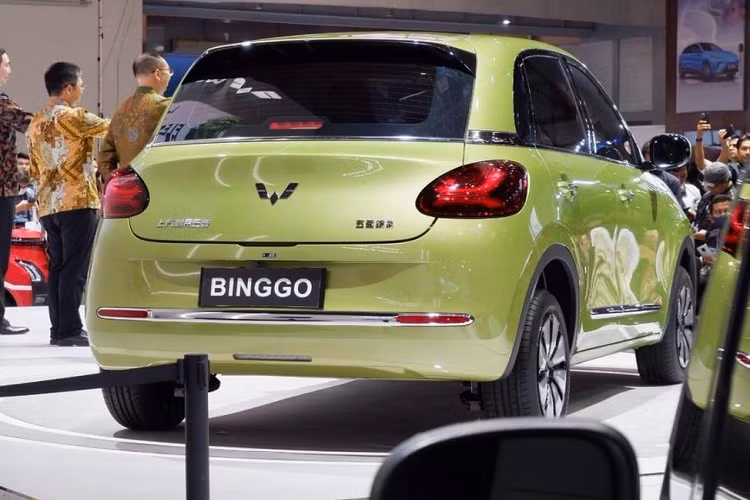 So với người anh em Air EV đang bán tại Indonesia, Wuling Bingo có kích thước lớn hơn. Cụ thể, xe dài 3.950 mm, rộng 1,708 mm, cao 1,580 mm và sở hữu chiều dài cơ sở 2.560 mm. Nhờ kích thước lớn hơn nên nội thất của Wuling Bingo cũng rộng rãi hơn Air EV. Bên trong mẫu xe điện này là không gian nội thất 4 chỗ ngồi và có cả khoang hành lý. Xe có những trang bị đáng chú ý như vô lăng 2 chấu, tích hợp phím chức năng, bảng đồng hồ kỹ thuật số nối liền với màn hình thông tin giải trí 10,25 inch, hộc đựng cốc giữa 2 ghế trước và phanh tay điện tử.