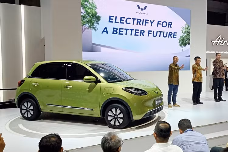 Tại triển lãm xe điện Periklindo Electric Vehicle Show (PEVS) 2023 hiện đang diễn ra tại Indonesia, thương hiệu Wuling của liên doanh SAIC-GM-Wuling đến từ Trung Quốc đã mang mẫu ôtô mới Bingo tới trưng bày và giới thiệu. Wuling Bingo 2023 mới là mẫu xe điện đô thị cỡ nhỏ mới ra mắt tại thị trường Trung Quốc vào hồi đầu tháng 4 năm nay.
