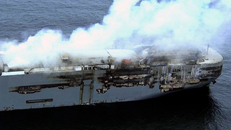 Tau cho gan 3.800 chiec oto, co ca Rolls-Royce boc chay tren bien-Hinh-2