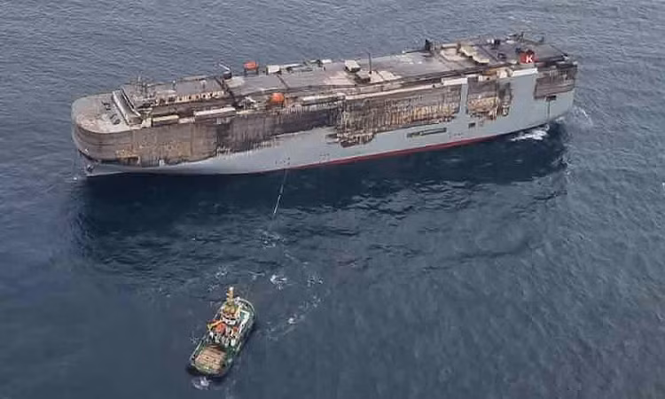 Tau cho gan 3.800 chiec oto, co ca Rolls-Royce boc chay tren bien-Hinh-3