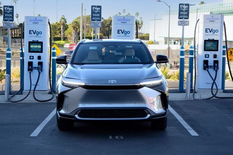 Oto dien Toyota dung pin the ran co the chay toi 1.200km/lan sac