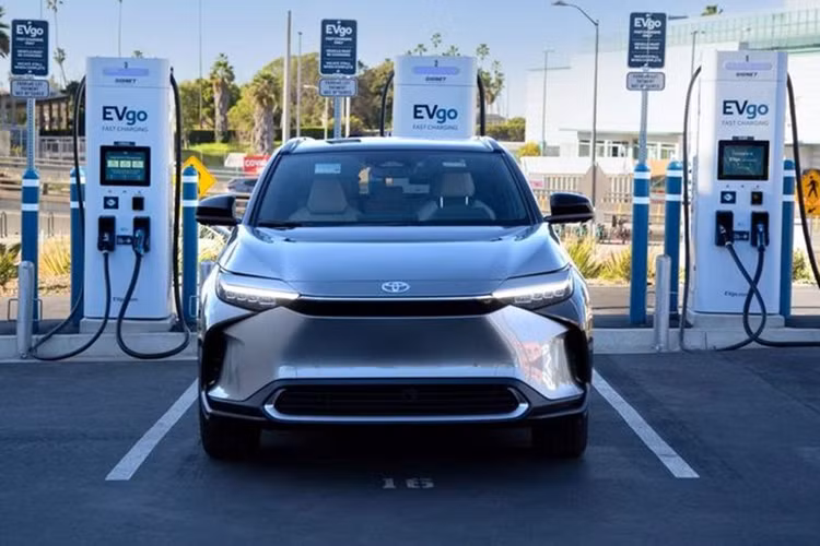 Oto dien Toyota dung pin the ran co the chay toi 1.200km/lan sac