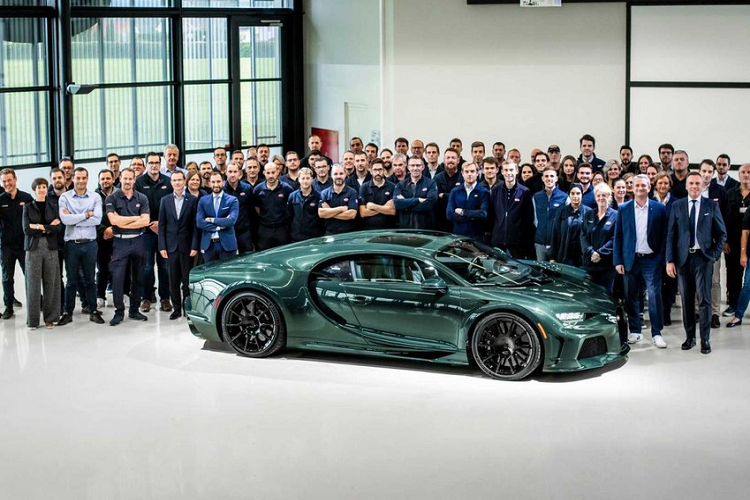 Trong số các xe này, nhiều cỗ máy tốc độ đã được tùy chỉnh theo cấu hình độc đáo, khiến cho đại bản doanh Bugatti Atelier ở Molsheim trở thành một nơi rất bận rộn, hoạt động hết công suất và 2022 chính là năm "thần tài" của hãng xe Pháp. Năm 2023 này, Bugatti sẽ tập trung vào 100 xe Chiron còn lại cũng như sản xuất 2 sản phẩm là Mistral và Bolide.