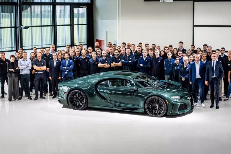 Trong số các xe này, nhiều cỗ máy tốc độ đã được tùy chỉnh theo cấu hình độc đáo, khiến cho đại bản doanh Bugatti Atelier ở Molsheim trở thành một nơi rất bận rộn, hoạt động hết công suất và 2022 chính là năm "thần tài" của hãng xe Pháp. Năm 2023 này, Bugatti sẽ tập trung vào 100 xe Chiron còn lại cũng như sản xuất 2 sản phẩm là Mistral và Bolide.