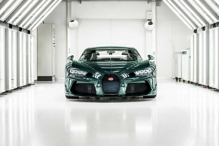 Đáng buồn là dù nhiều nước trong khối Asean đã sở hữu ít nhất 1 xe Chiron nhưng các đại gia Việt vẫn chưa mang 1 siêu phẩm nào về nước dù với thân phận "quốc tịch" Campuchia như Hoàng Kim Khánh đã làm với siêu phẩm McLaren Senna hay Koenigsegg Regera, hy vọng, năm 2023 này, sẽ có 1 bom tấn của Chiron được mang về nước.