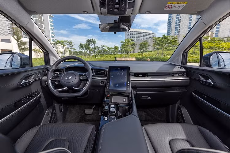 Nhờ chiều dài cơ sở 3.055 mm, chiều dài khoang hành khách 3.430 mm, chiều cao trần xe 1.040 mm và chiều rộng vai xe 1.502 mm, Hyundai Custin mang đến không gian nội thất rộng rãi cho người ngồi. Bên cạnh đó, xe cũng có không gian để đồ linh hoạt với dung tích đạt 261 lít khi dùng 3 hàng ghế, 707 lít khi gập hàng ghế thứ 3 và 1.223 lít khi gập 2 hàng ghế sau. 