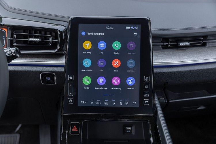 Nội thất của mẫu MPV này được thiết kế với cảm hứng phi thuyền không gian. Trong đó, hàng ghế trước có đủ tính năng chỉnh điện, sưởi ấm và làm mát. Nằm giữa xe là 2 ghế thương gia có thể ngả tối đa 135 độ. Đồng thời, 2 ghế này cũng đi kèm tính năng chỉnh điện 10 hướng, sưởi ấm, làm mát, sạc điện thoại không dây và bàn làm việc.