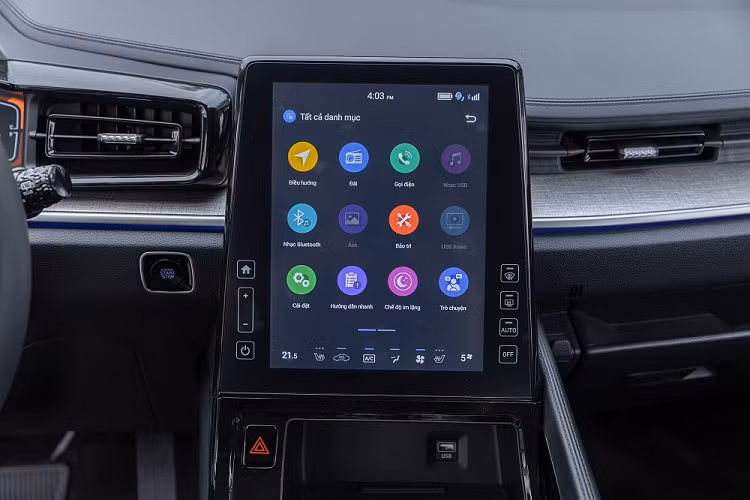 Nội thất của mẫu MPV này được thiết kế với cảm hứng phi thuyền không gian. Trong đó, hàng ghế trước có đủ tính năng chỉnh điện, sưởi ấm và làm mát. Nằm giữa xe là 2 ghế thương gia có thể ngả tối đa 135 độ. Đồng thời, 2 ghế này cũng đi kèm tính năng chỉnh điện 10 hướng, sưởi ấm, làm mát, sạc điện thoại không dây và bàn làm việc.