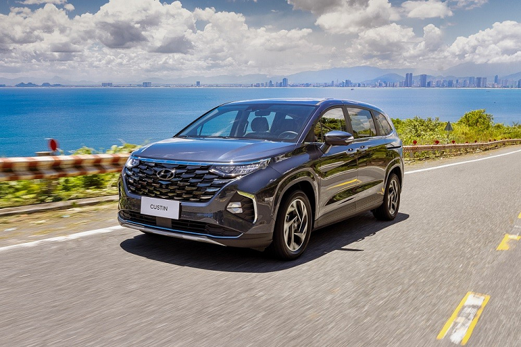 Cuối cùng là hệ thống treo sau dạng thanh xoắn CTBA được tinh chỉnh với 4 cầu chịu lực thay vì 2 cầu như thông thường nhằm giúp xe vận hành êm ái, tạo cảm giác dễ chịu cho hành khách trong các chuyến đi dài. Tại Việt Nam, Custin được phân phối trên hệ thống đại lý Hyundai ủy quyền toàn quốc với 6 lựa chọn màu sắc là trắng, đen, bạc, xanh lục bảo, xanh bóng đêm và xám kim loại. Cũng như Palisade, Hyundai Custin lắp ráp tại Việt Nam và hưởng ưu đãi 50% lệ phí trước bạ của Chính phủ.