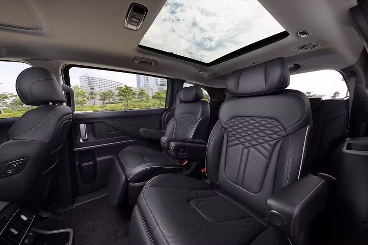 Không chỉ tiện nghi, mẫu MPV này còn có nhiều tính năng an toàn chủ động và thụ động. Nằm bên dưới nắp ca-pô của Hyundai Custin ở Việt Nam là 2 tùy chọn động cơ. Đầu tiên là động cơ xăng 2.0L Turbo GDi (mã hiệu G4NIII), cho công suất tối đa 236 mã lực tại tua máy 6.000 vòng/phút và mô-men xoắn cực đại 353 Nm tại dải tua máy 1.500 - 4.000 vòng/phút. Nhờ đó, xe có thể tăng tốc từ 0-100 km/h trong thời gian 8,2 giây. 