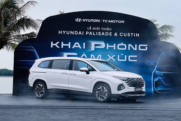 Với giá bán này, mẫu xe MPV Hyundai Custin 2024 nhắm đến mục tiêu cạnh tranh cùng Toyota Innova Cross sắp ra mắt Việt Nam vào tháng sau thay vì Kia Carnival. Được phát triển dựa trên nền tảng khung gầm N3-Platform tương tự SantaFe và Tucson, mẫu MPV này được nghiên cứu và phát triển tại nhà máy Hyundai Bắc Kinh. Tại thị trường Trung Quốc, xe được biết đến dưới cái tên khác là Hyundai Custo.