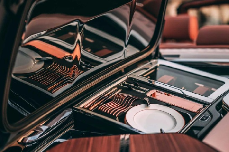 Cung cấp sức mạnh cho chiếc Rolls-Royce Boat Tail đặc biệt này chính là khối động cơ V12 6.75L tăng áp kép, tạo ra công suất 563 mã lực và mô men xoắn cực đại 900 Nm.