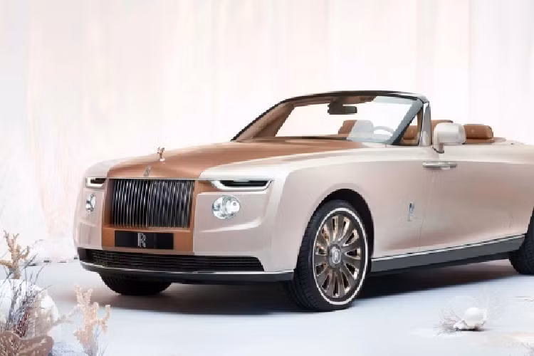 Ở phần ngoại hình, mẫu xe này có thiết kế đầu xe với những chi tiết đặc trưng như bộ lưới tản nhiệt Pantheon và âm hưởng từ nguyên mẫu Phantom Drophead. Điểm nổi bật của Rolls-Royce Boat Tail đến từ khu vực thân và đuôi xe. Trong đó, riêng khu vực đuôi xe khiến người dùng ít nhiều liên tưởng tới những mẫu xe cổ điển của thế kỷ XX.