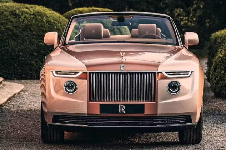 Theo công bố của nhà sản xuất, chiếc Rolls-Royce Boat Tail của Mauro Icardi có giá đắt thứ hai trên thế giới lên đến 26 triệu euro (671 tỷ đồng), chỉ sau mẫu Rolls-Royce La Rose Noire Droptail có giá 30 triệu USD (khoảng 700 tỷ đồng). Rolls-Royce Boat Tail được lấy cảm hứng từ những chiếc du thuyền J Class.