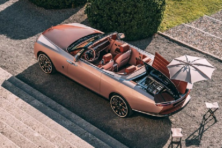 Ngoài ra, Boat Tail còn sở hữu một loạt các trang bị cao cấp như: hệ thống âm thanh Bespoke 15 loa sử dụng toàn bộ sàn xe làm buồng cộng hưởng cho bộ phận loa trầm của hệ thống âm thanh, bộ ghế cocktail bằng sợi carbon, mái che kích thước lớn,…