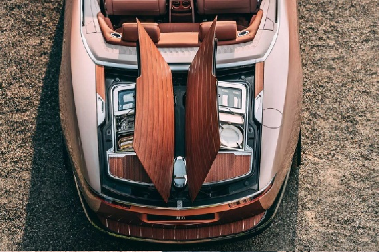 Thêm vào đó là bộ sưu tập phụ kiện xa xỉ như cặp đồng hồ đôi đến từ thương hiệu Thụy Sĩ Bovet Fleurier, bút Montblanc được chế tác thủ công,...