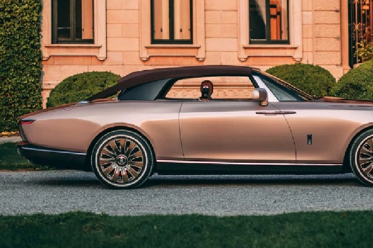 Bên dưới khoang cốp, Boat Tail sở hữu một khoang chứa đồ đặc biệt với kiểu mở cốp dạng cánh bướm, bên trong là một tủ lạnh và các ngăn chứa đồ gia dụng như ly, dao, kéo và đĩa sứ từ Christofle, Pháp. Tất cả dụng cụ này đều được làm từ bạc khắc chữ "Boat Tail".