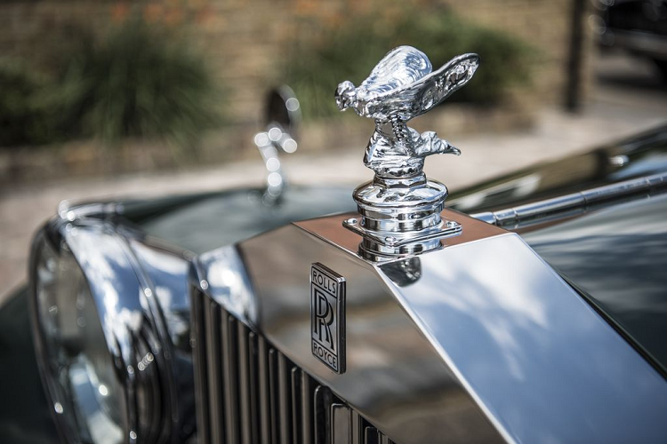 Ngày 06/02 vừa rồi, biểu tượng Spirit of Ecstasy đã kỷ niệm 112 năm ngày sinh nhật của mình trong tư thế năng động và gọn gàng nhất kể từ khi lần đầu xuất hiện duyên dáng trên những chiếc Rolls-Royce.
