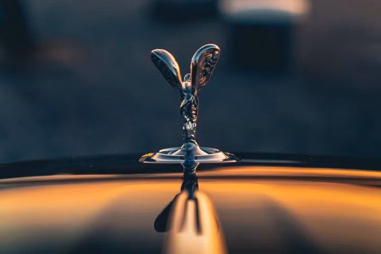 Theo thời gian, biểu tượng logo Spirit of Ecstasy đã trải qua nhiều sự thay đổi. Vào những giai đoạn khác nhau trong chặng đường dài đằng đẵng của mình, nó đã xuất hiện với các tư thế khác nhau. Đôi khi nó được thiết kế cao hơn hoặc thấp hơn một chút, và để gió tạo nên những đường nét bồng bềnh, tinh tế trên chiếc áo choàng của mình.