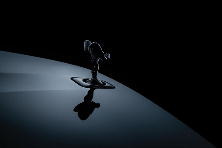 Spirit of Ecstasy đã được đặc biệt thiết kế lại vào năm 2022 cho chiếc Spectre thuần điện của thương hiệu, cũng là chiếc Rolls-Royce có tính khí động học nhất từ trước đến nay.