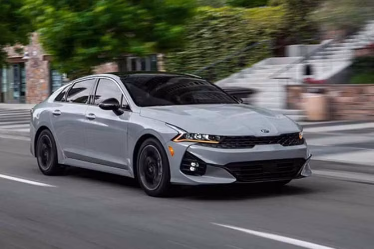 Thiết kế của K5 sau nhiều năm ra mắt vẫn giữ được độ hiện đại nên hãng xe Hàn không thay đổi quá nhiều mà chỉ điều chỉnh đôi chút. Xe sẽ được tinh chỉnh đèn pha và đèn hậu, mang đến đồ họa LED hiện đại hơn mở rộng trên cản trước và cản sau được thiết kế lại.