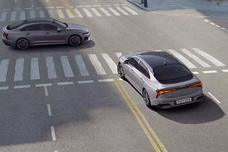 Cửa hút gió phía trước trông giống Kia EV6 GT-Line, cánh gió đuôi vịt phía sau nổi bật hơn. Cuối cùng, hãng cung cấp các tùy chọn mới cho bánh xe hợp kim và hai màu ngoại thất mới – Xám Wolf và Xám mờ Moonscape.