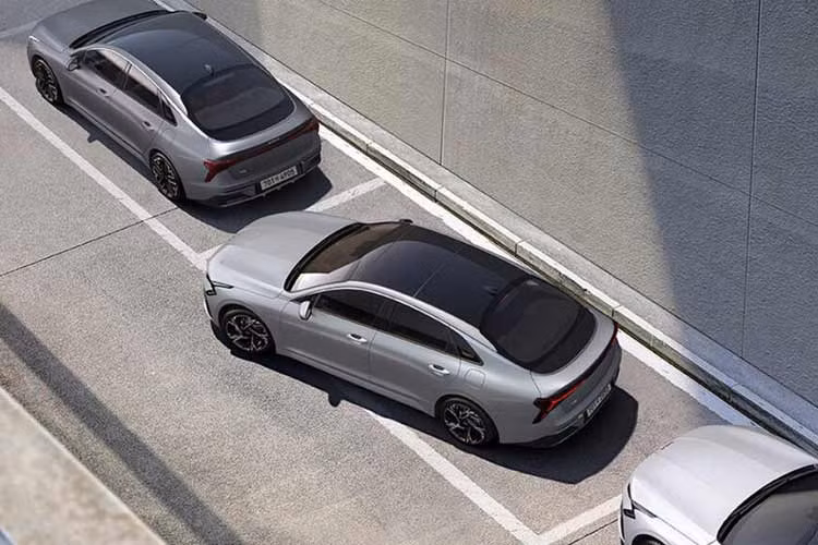 Mẫu xe sedan Kia K5 2024 mới sẽ được bán ra với 3 phiên bản là Prestige, Noblesse và Signature, đi cùng giá bán dao động từ 27,84 - 39,54 triệu Won (khoảng 507 - 720 triệu đồng).