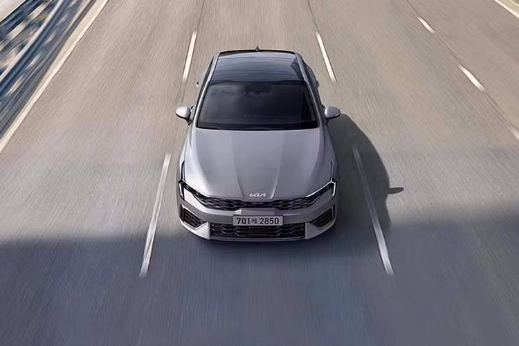 Sau 5 năm ra mắt thế hệ mới (2019), Kia đã hé lộ phiên bản facelift của mẫu sedan hạng trung K5 tại Hàn Quốc. Chiếc xe Kia K5 facelift 2024 mới được làm mới nhẹ nhàng và chủ yếu cập nhật công nghệ, tiện nghi... chứ không quá lột xác so với bản trước.