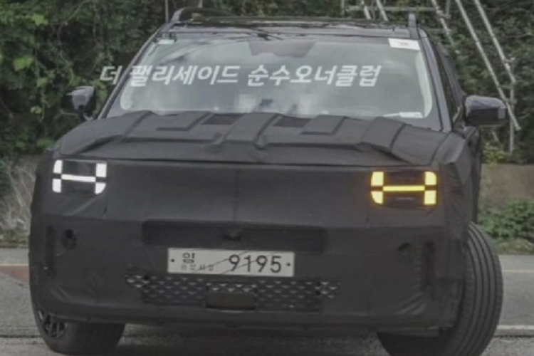 Những hình ảnh từng rò rỉ trước đó cho thấy phong cách thiết kế sử dụng các đường thẳng và hình hộp, ví dụ như tappi cửa, ô cửa kính hay ghế ngồi. Chi tiết ốp cửa bằng kim loại sáng bóng càng tô đậm thêm vẻ sang trọng cho nội thất xe. 