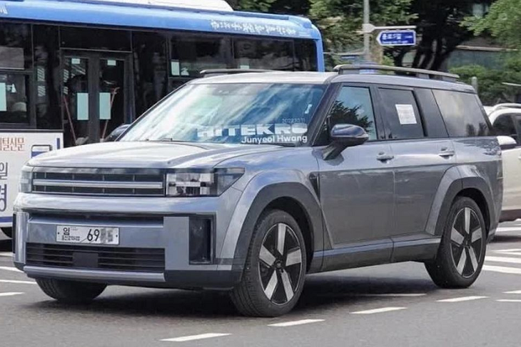 Mới đây, thông tin về tuỳ chọn động cơ Hyundai SantaFe 2024 đã bị rò rỉ và lan truyền mạnh mẽ tại Hàn Quốc. Hình ảnh do trang tin The Korean Car Blog đăng tải cho thấy SantaFe 2024 sẽ có 4 tuỳ chọn động cơ. Đáng tiếc, hình ảnh không cho thấy rõ ràng thông số của mỗi phiên bản.