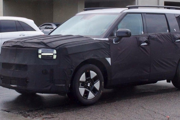 Hai bản 1.6L hybrid và 1.6L hybrid sạc ngoài (PHEV) có thông số lần lượt là 227 mã lực/350Nm và 261 mã lực/350Nm. Về thiết kế, Hyundai SantaFe 2024 sẽ sở hữu ngoại hình hoàn toàn mới, vuông vức, khỏe khoắn giống Land Rover Defender. Tương tự ngoại thất, nội thất của chiếc SUV cũng được làm lại hoàn toàn.