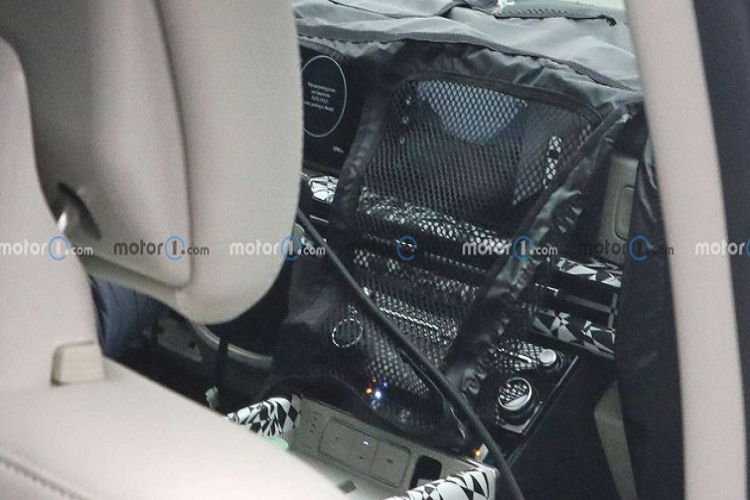 Chiếc SUV mới nhà Hyundai còn được trang bị màn hình cong cỡ lớn kết hợp hai màn hình vào chung một khung kính như xe sang. Khu vực cụm điều khiển trung tâm được thiết kế 2 màu cũng có nhiều chi tiết giống với Grandeur.