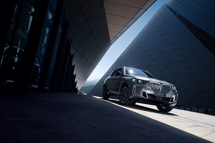 Tương tự phiên bản cũ, X5 Li 2024 cũng được lắp ráp tại nhà máy Dadong của liên doanh BMW Brilliance ở thành phố Thẩm Dương, tỉnh Liêu Ninh, Trung Quốc. Dự kiến, vào tháng 9 năm nay, xe mới được bán ra thị trường Trung Quốc. Mức giá xe BMW X5 Li 2024 sẽ dao động từ 615.000 - 800.000 Nhân dân tệ (khoảng 2,02 - 2,63 tỷ đồng).