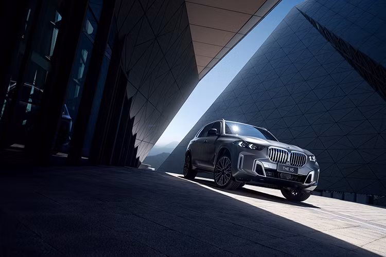 Tương tự phiên bản cũ, X5 Li 2024 cũng được lắp ráp tại nhà máy Dadong của liên doanh BMW Brilliance ở thành phố Thẩm Dương, tỉnh Liêu Ninh, Trung Quốc. Dự kiến, vào tháng 9 năm nay, xe mới được bán ra thị trường Trung Quốc. Mức giá xe BMW X5 Li 2024 sẽ dao động từ 615.000 - 800.000 Nhân dân tệ (khoảng 2,02 - 2,63 tỷ đồng).