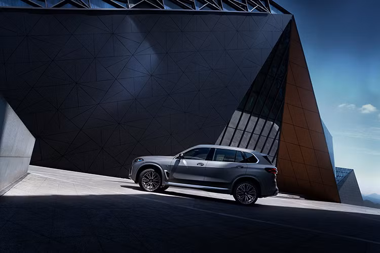 Hai động cơ trên BMW X5 Li 2024 đều kết hợp với hộp số tự động 8 cấp và hệ dẫn động 4 bánh toàn thời gian xDrive. Riêng BMW X5 xDrive40Li 2024 có thêm hệ thống treo khí nén thích ứng trên cả 2 cầu tùy chọn, hứa hẹn mang đến cảm giác thoải mái tối đa cho hành khách.