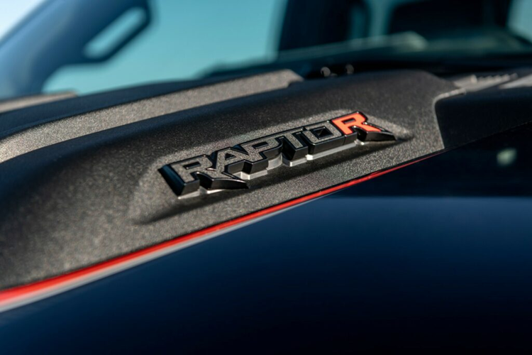 Ngoài ra còn có một số trang bị được nâng cấp thêm như cản trước và cản sau đặc biệt, bộ đèn LED địa hình, logo mới và một số đồ họa Hennessey nhằm tuyên bố với thế giới “đây không phải F-150 bình thường”.